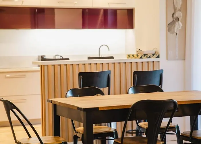 Apartament Superb 2-bed With Large Private Garden