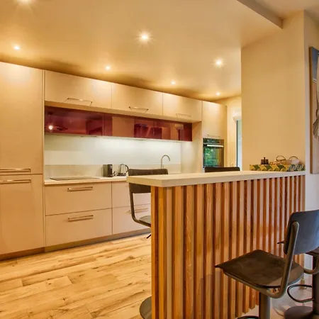 Superb 2-bed With Large Private Garden Довиль