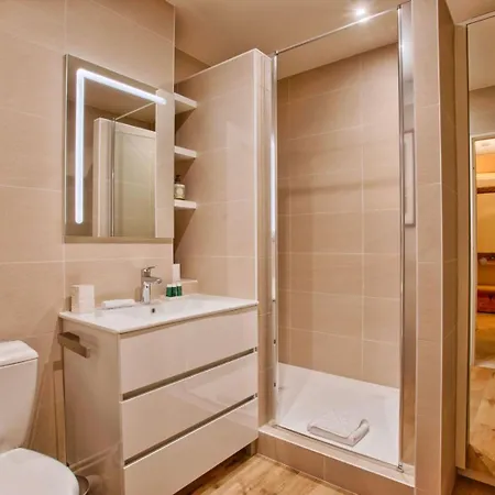 Апартаменты Superb 2-bed With Large Private Garden Довиль