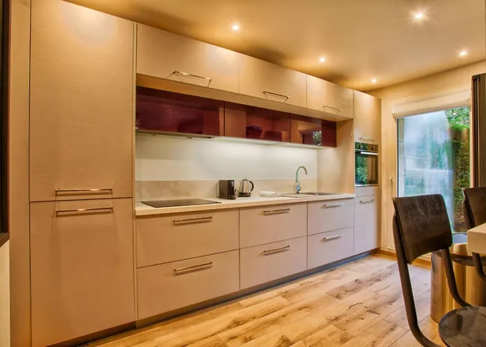 Superb 2-bed With Large Private Garden Apartment *